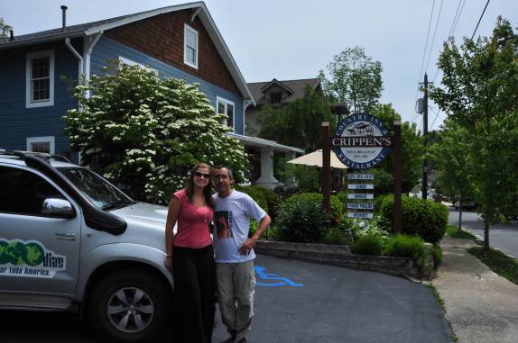 Em frente ao noso aconchegante hotel em Blowing Rock, na Blue Ridge Parkway, na Carolina do Norte - Estados Unidos